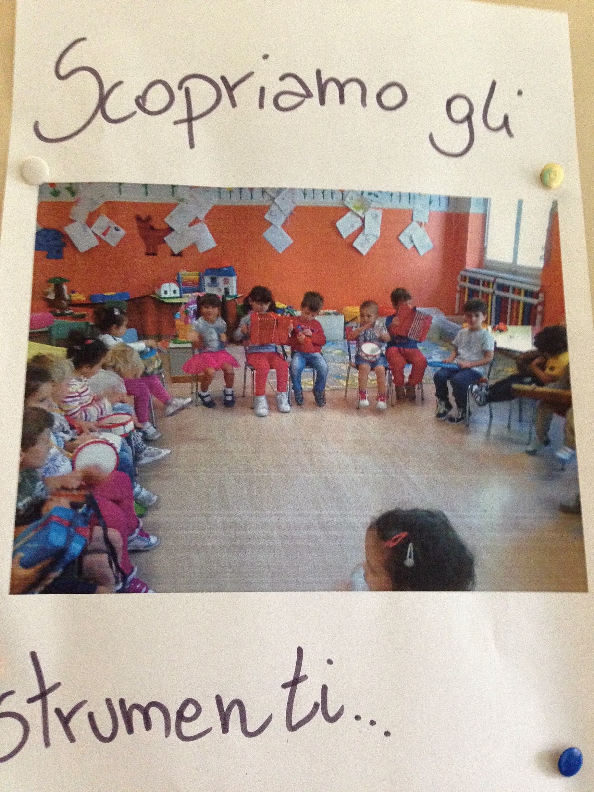 I bambini provano gli strumenti musicali