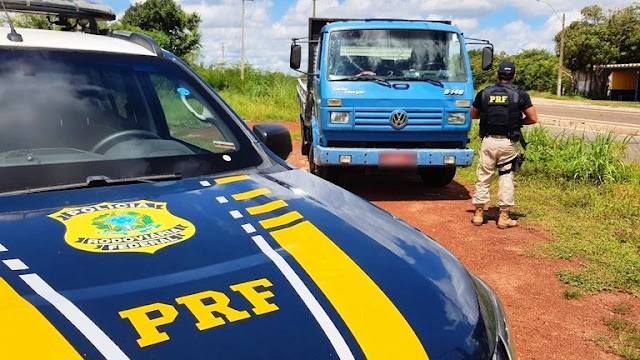 Em Parnaíba, caminhoneiro é preso pela PRF após ser flagrado na BR 343 conduzindo veículo roubado