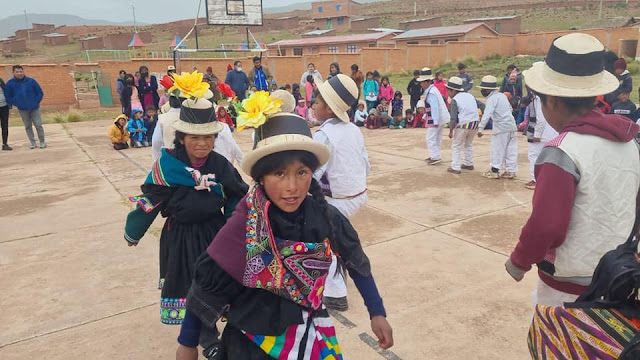 Mehr als 200 Schüler haben dank unserer lieben Spender Schulmaterialien in der Bildungseinheit von Tomaycuri - Potosí - Bolivien erhalten. Auch der Regen und die einsetzende Kälte konnten das nicht verhindern. Die Schüler und Lehrer der ganzen Schule haben sich mit Tanzvorführungen für die Schulmaterial Spenden bei mir und natürlich ganz besonders bei den Spendern bedankt.