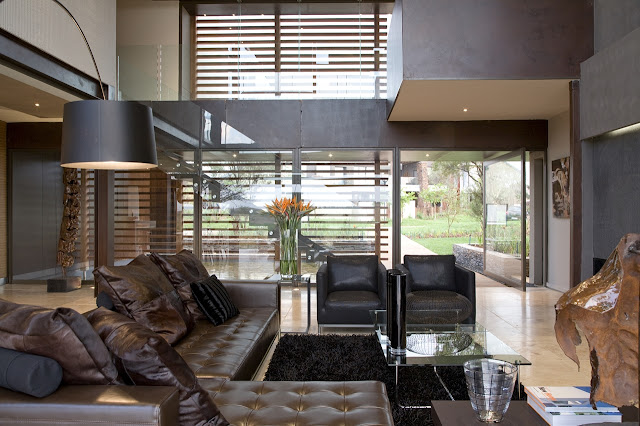 Modern living room of Serengeti House by Nico van der Meulen Architects 