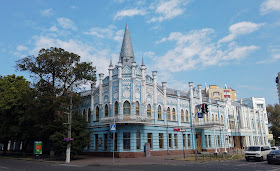 Черкаси. Відділення Укрсоцбанку. Колишній готель «Слов'янський». Архітектурна візитівка міста