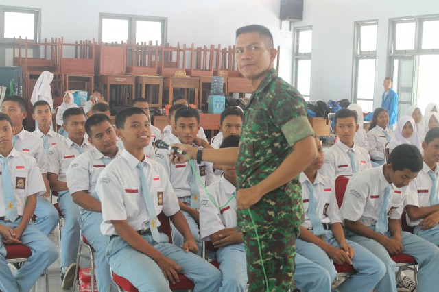 KASDIM 0726 SUKOHARJO BERIKAN MATERI KEPEMIMPINAN DI SMK 2 BEGAJAH SUKOHARJO