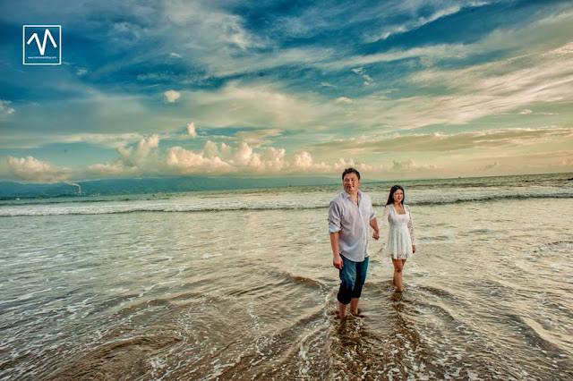 photo prewedding tema candid pantai