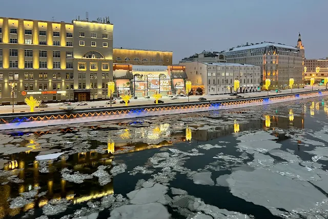 Зарядье, вид с «Парящего моста», Москва-река, Раушская набережная