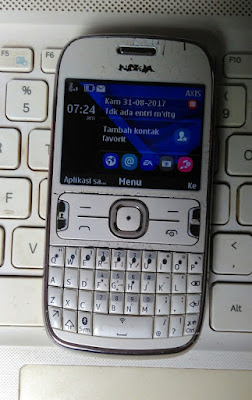 Nokia Asha 302 dari depan (original)