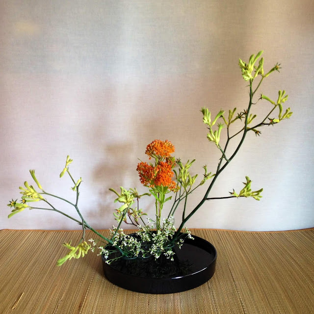 Moribana có nghĩa là “hoa chất đống” hoàn toàn khác với kiểu hoa thẳng “đứng” truyền thống. Moribana là phong cách cắm hoa trên những cái đĩa bẹt, ding hoa, cây, lá, quả và cả nước để sáng tạo nên những hình ảnh độc đáo, vừa cổ điển vừa hiện đại. Sự sáng tạo này đã dẫn đến việc hình thành nghệ thuật Ikebana hiện đại.     Đây là một dạng thức mới của Ikebana xuất hiện giữa sự kết hợp của phong cách Ikebana truyền thống và phong cách phương Tây. Trong khi phong cách Rikka đã ra đời phát triển qua nhiều giai đoạn và có rất nhiều quy luật thì phong cách Moribana chỉ mới xuất hiện khoảng 100 năm và Moribana có thể dùng để trang trí trong những phòng theo phong cách phương Tây chứ không nhất thiết chỉ được đặt trong những hốc tường của những căn phòng xây theo phong cách Nhật Bản truyền thống.