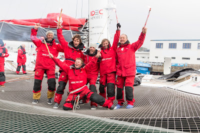 L'équipage vainqueur d'Idec Sport sur le Trophée Jules Verne