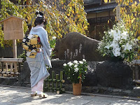 歌人･吉井勇を偲び、毎年、祇園甲部の芸舞妓が歌碑に白菊を手向けて“かにかくに碑”の前で献花が行われた