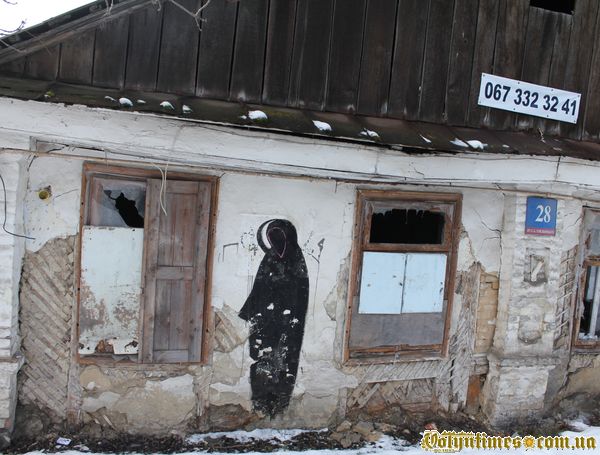 "Не чути сміху, згас вогонь... Повіяв хлад могильний... І лиш Мара, як світ стара, залишила "мобільний"..."