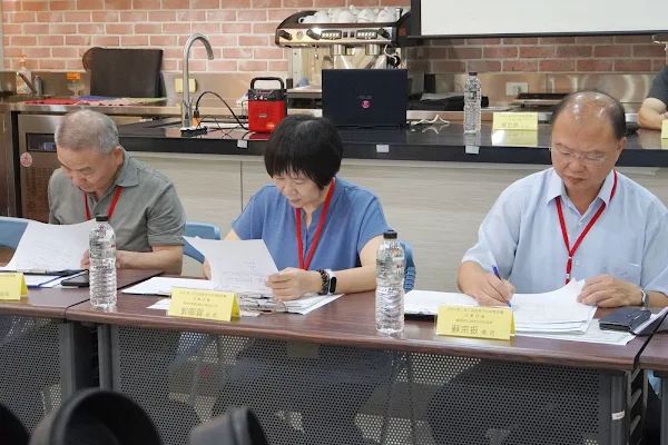▲茶改場場長蘇宗振(右一)到大葉大學擔任決賽評審。（記者林明佑翻攝）