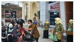 Semarakkan Ramadhan 1443 H, Kejari Bireuen dan IAD Bagikan Ratusan Takjil Buka Puasa untuk Pengguna Jalan