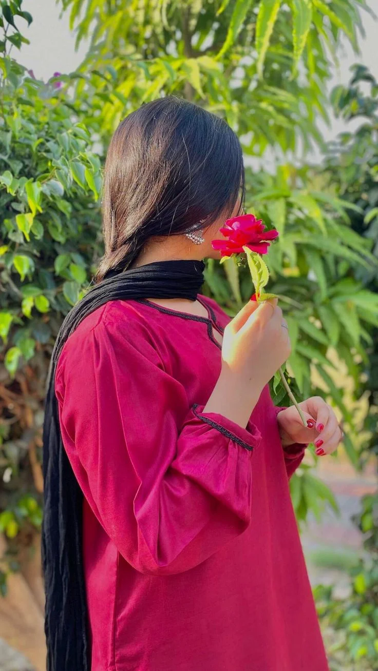 ফুল দিয়ে মুখ ঢাকা পিক মেয়েদের