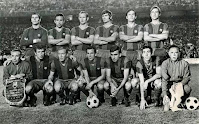 F. C. BARCELONA. Temporada 1970-71. Miguel Reina, Rifé, Gallego, Eladio, Torres, Costas; Claudio Pellejero (utillero), Rexach, Marcial, Dueñas, Zabalza, Asensi y Ángel Mur (masajista). F. C. BARCELONA 4 🆚 VALENCIA C. F. 3 Domingo 04/07/1971, 20:30 horas. LXVII Copa del Generalísimo de España, final. Madrid, estadio Santiago Bernabeu: 100.200 espectadores. GOLES: ⚽0-1: 21’, Claramunt I de penalti. ⚽0-2: 48’, Paquito. ⚽1-2: 52’, Fusté, de tiro libre directo. ⚽2-2: 70’, Zabalza. ⚽3-2: 99’, Zabalza. ⚽3-3: 101’, Valdez. ⚽4-3: 112’, Alfonseda.