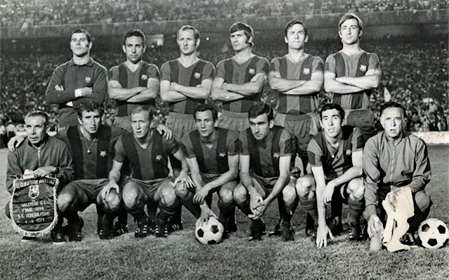 F. C. BARCELONA. Temporada 1970-71. Miguel Reina, Rifé, Gallego, Eladio, Torres, Costas; Claudio Pellejero (utillero), Rexach, Marcial, Dueñas, Zabalza, Asensi y Ángel Mur (masajista). F. C. BARCELONA 4 🆚 VALENCIA C. F. 3 Domingo 04/07/1971, 20:30 horas. LXVII Copa del Generalísimo de España, final. Madrid, estadio Santiago Bernabeu: 100.200 espectadores. GOLES: ⚽0-1: 21’, Claramunt I de penalti. ⚽0-2: 48’, Paquito. ⚽1-2: 52’, Fusté, de tiro libre directo. ⚽2-2: 70’, Zabalza. ⚽3-2: 99’, Zabalza. ⚽3-3: 101’, Valdez. ⚽4-3: 112’, Alfonseda.