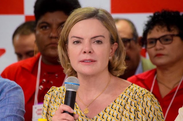 Gleisi Hoffmann, presidente do PT, destaca posicionamento sobre alianças e protagonismo do partido em coletiva no Recife