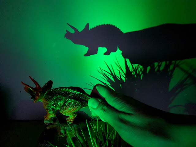 dinozaurowy teatrzyk cieni - zabawa z dzieckiem