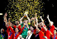 Iker Casillas levanta la Copa recibida de manos del Presidente de FIFA, Joseph Blatter, que acredita a la Selección Española como Campeona del Mundo. SELECCIÓN DE ESPAÑA 1 SELECCIÓN DE PAÍSES BAJOS 0 Domingo 11/07/2010, 20:30 horas. XIX Copa Mundial de Fútbol Sudáfrica 2010, Final. Johannesburgo, Sudáfrica, estadio Soccer City: 84.490 espectadores. GOLES: 1-0: 116’, Iniesta. ESPAÑA GANA EL CAMPEONATO MUNDIAL DE FÚTBOL.