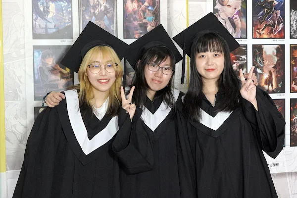 ▲大葉大學多媒體學程香港學生何詩雅(左)實習順利轉正職，如願留在台灣工作。（大葉大學提供）
