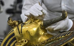  Για πρώτη φορά από το 1922, όταν ανακαλύφθηκε ο τάφος του φαραώ Τουταγχαμών, ομάδα ειδικών εκτελεί συντήρηση στην επίχρυση σαρκοφάγο του, ό...