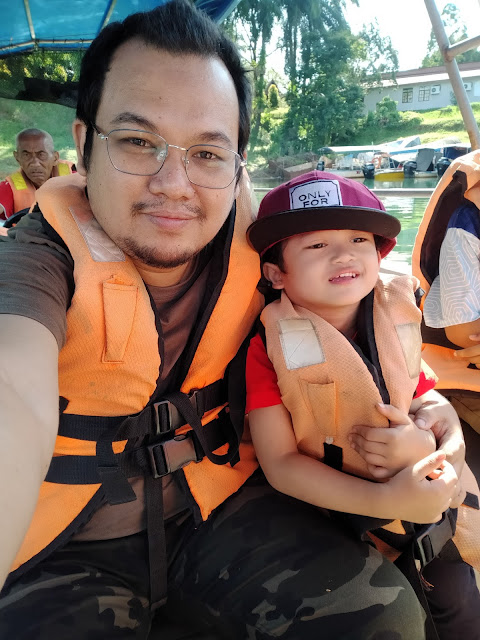 gambar selfie ayah dan anak dalam bot