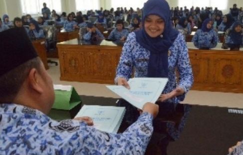 Inilah Daftar 488 Guru Honorer 488 Guru Honorer Terima SK PNS dan SK Susulan PNS Tahun 2017Terima SK PNS & SK Susulan Tahun 2017