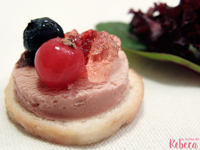 Canapés de foie con gelatina de cava y frutos rojos