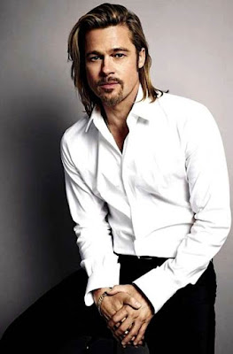 Foto de Brad Pitt posando sentado