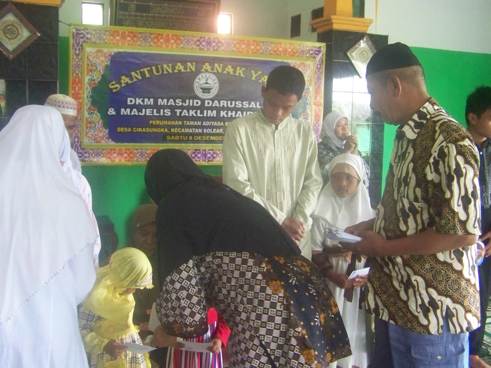 Guru Potensial Dudi Maryadji Santunan Anak Yatim DKM Darussalam