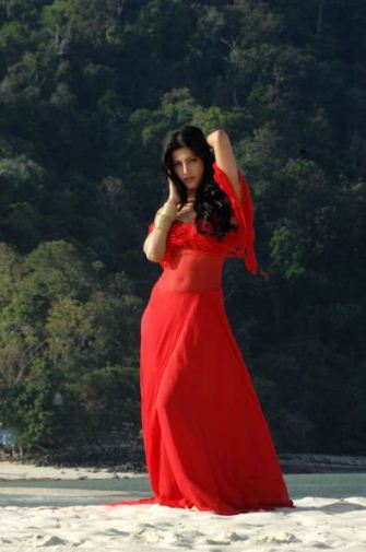 shruthi hassan in red dress