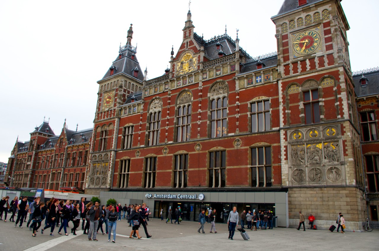 アムステルダム中央駅とアンネ フランクの家 オランダ観光おすすめ情報 Voyage En Europe