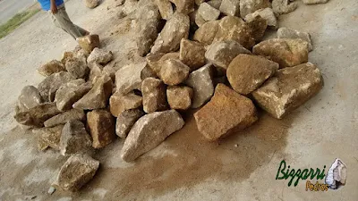 Pedra para revestimento, do tipo pedra moledo, nesse tom meio amarelado, com a espessura entre 10 cm a 17 cm.