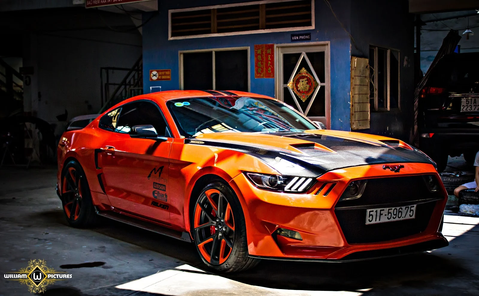 Chói chang Ford Mustang Rocket rực lửa tại Sài Gòn