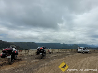 Duas Honda CB 500 X paradas com o cânion ao fundo.