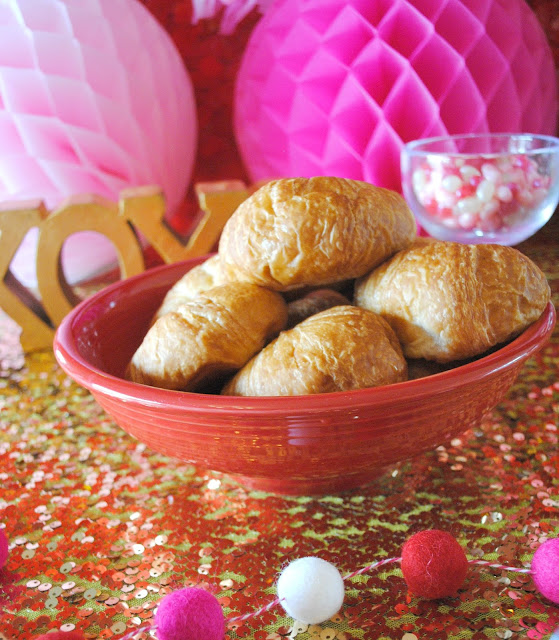 Serve up mini croissants at your Galentine's Day brunch. See more menu ideas for brunch at www.fizzyparty.com 