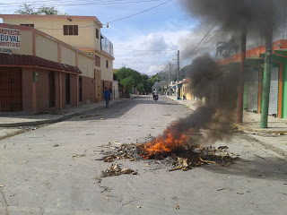 Neiba esta totalmente paralizado por energía 24 horas, incendian neumáticos.