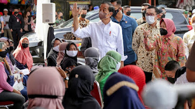 Sapa Masyarakat Bandung di Pasar Cicaheum, Presiden Jokwi Berharap Bansos Digunakan untuk Keperluan Produktif