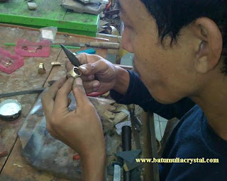 proses pembuatan ikat batu mulia