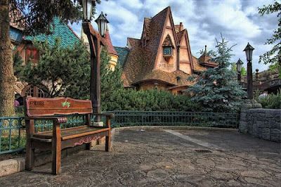 Сказочные дома для гномиков с башенкой в виде гриба. Домик оригинальный дизайн в парке.