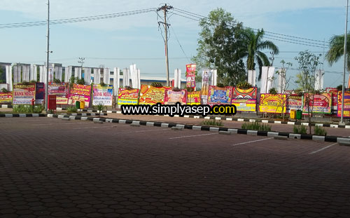 BUKET UCAPAN SELAMAT :  Berderet deret buket bunga ucapan selama launching dari rekanan, media partner dan bisnis di hari pembukaan Transmart Carrefour Kubu Raya yang bisa dilihat melalui gerbang utama. Foto Asep Haryono