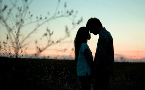 couple kissing silhouette image couple kissing silhouette