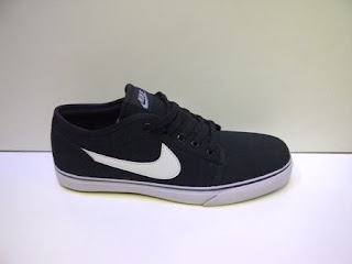 Sepatu Nike Toki Lite