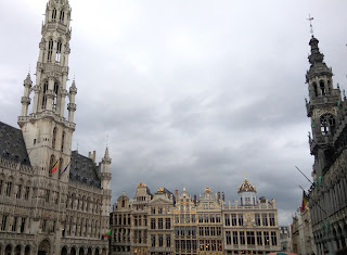 Vista de la Grand Place de Bruselas, al caer la tarde