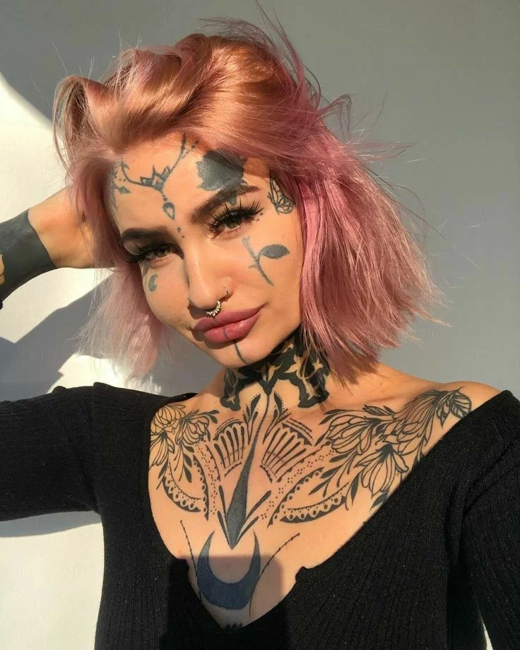 Tatuajes faciales pequeños pero atrevidos para chicas