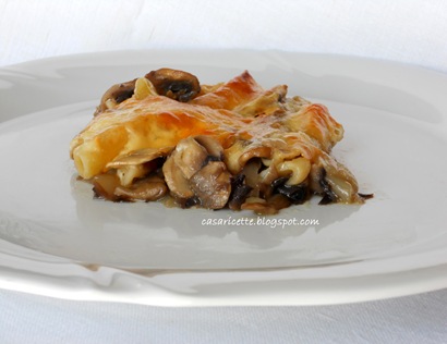 Pasta al forno con funghi, radicchio e scamorza affumicata