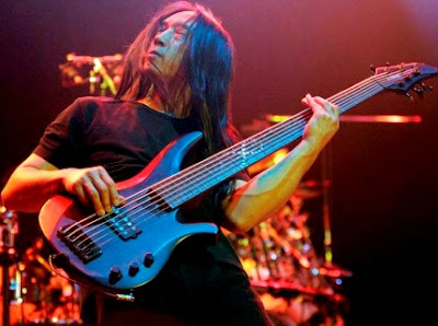 Foto de John Myung tocando en concierto