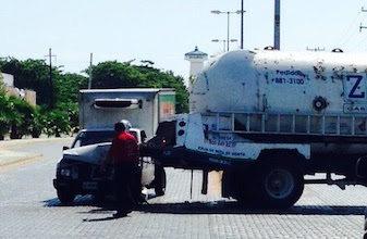 Pipazo en Cancún: reportan fuga de camión de Z-Gas por choque, Bomberos tiene que escoltar unidad