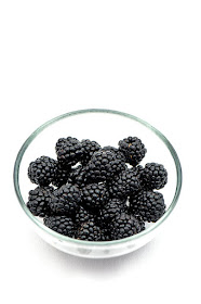 Blackberrys in a bowl long shot