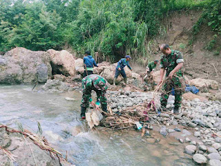 Satgas Citarum harum Sektor-11 sub 2 Melaksanakan Pembersihan sungai