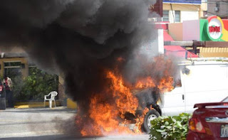 Se incendia Furgoneta en la avenida Abraham Lincoln en Piantini