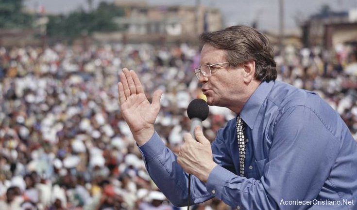 Reinhard Bonnke predicando en cruzada